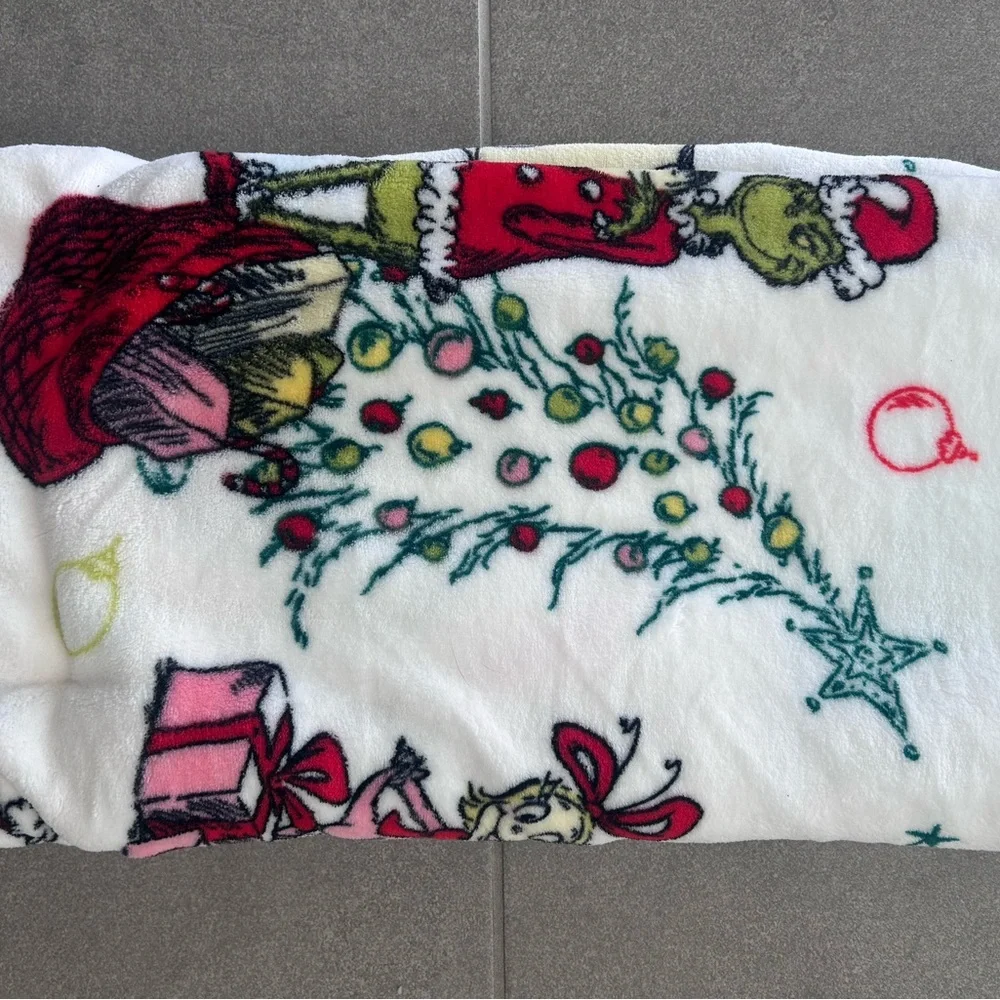 The Grinch Holiday Plush Blanket‎ Christmas Oversized Throw 50x70 NWOT